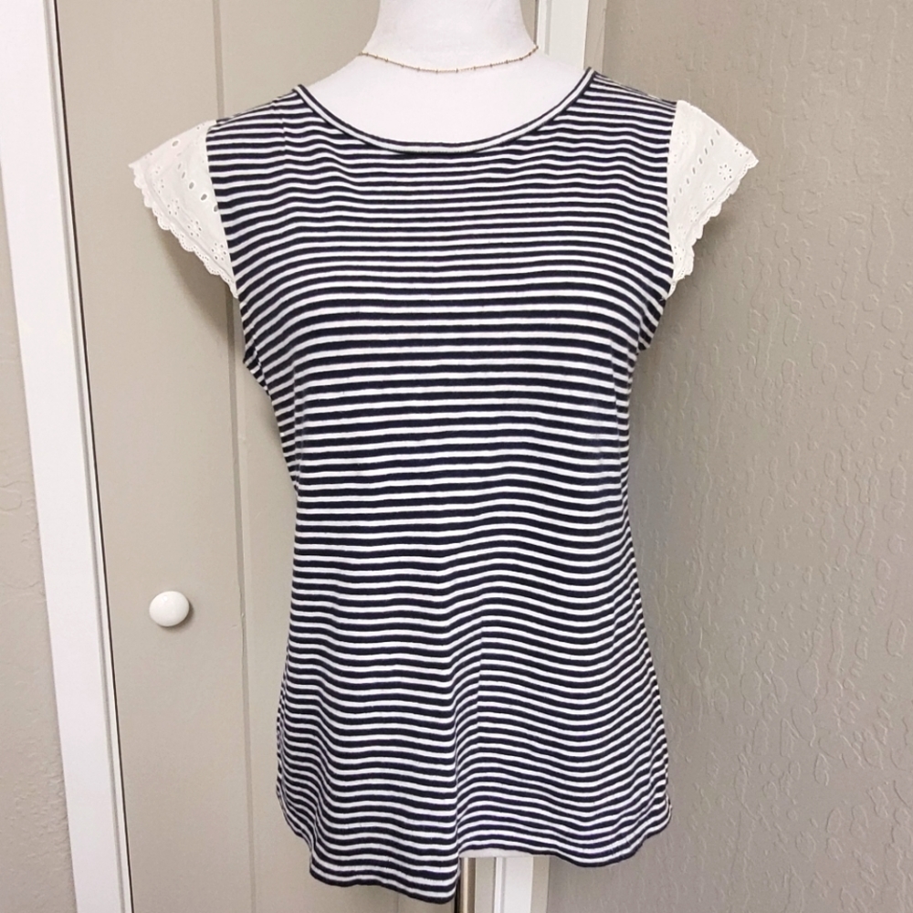 J by J. Crew top with eyelet cap sleeves💙